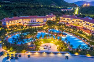 eine Luftaufnahme des Resorts bei Nacht in der Unterkunft Vinpearl Resort Nha Trang in Nha Trang