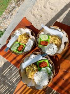 três tigelas de comida sentadas numa mesa em Beach Camp Lombok em Sekotong