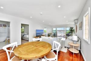 cocina y comedor con mesa de madera y sillas en Valentine Views Lakefront Tranquility with Private Jetty en Toronto