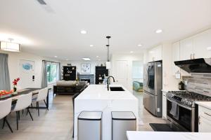 uma cozinha com uma bancada branca e um fogão forno superior em @ Marbella Lane - Exquisite Home 3BR em Sunnyvale