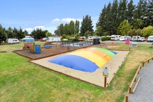 einen Park mit einem Spielbereich und einem Spielplatz in der Unterkunft North South Holiday Park in Christchurch