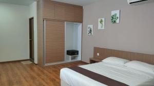 ミリにあるYew Hotelのベッドルーム1室(ベッド1台付)、スライド式ガラスドアが備わります。