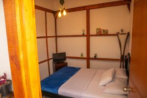 Postel nebo postele na pokoji v ubytování Kimaná Hostal