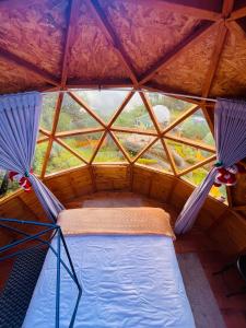 Glamping Domos del Lago客房内的一张或多张床位