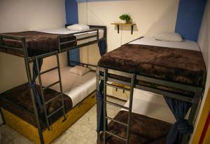 Postel nebo postele na pokoji v ubytování Kimaná Hostal