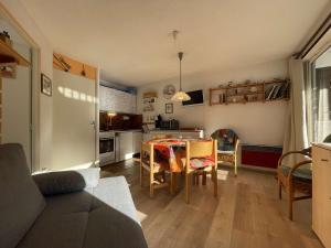 ein Wohnzimmer mit einem Tisch und einer Küche in der Unterkunft Appartement La Salle-les-Alpes, 2 pièces, 5 personnes - FR-1-330F-212 in La Salle Les Alpes