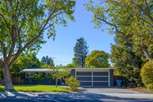 una casa con garaje con entrada en @ Marbella Lane - Modern Rustic Cabin Design Home, en Palo Alto