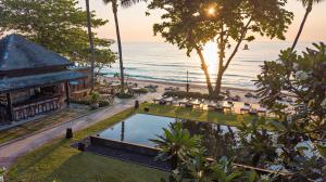 een luchtzicht op een resort met een zwembad en de oceaan bij Buri Rasa Village Samui in Chaweng Beach