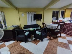 sala de estar con sillas y mesa en POSADA NATIVA PALILLO´S PLACE, en Franshua