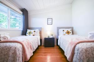 Säng eller sängar i ett rum på @ Marbella Lane - Modern Rustic Cabin Design Home