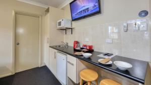 Kuchyň nebo kuchyňský kout v ubytování Prince Of Wales Hotel Gulgong