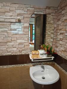 La salle de bains est pourvue d'un lavabo et d'un miroir. dans l'établissement Khao Sok River & Jungle Bungalow, à Khao Sok