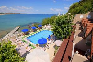 an overhead view of a swimming pool with chairs and umbrellas at Erzurumlu Hotel in Kilyos