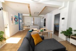 sala de estar con sofá y mesa en Amplio piso de diseño ., en Vigo