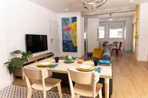 - une salle à manger et un salon avec une table et des chaises dans l'établissement Amplio piso de diseño ., à Vigo
