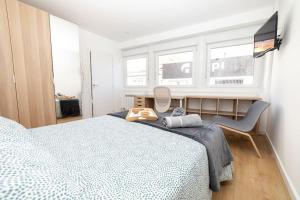 a bedroom with a bed and a desk and a television at Amplio piso de diseño . in Vigo