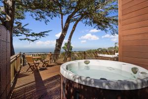 bañera de hidromasaje en la cubierta de una casa en @ Marbella Lane - 3BR Home w/sweeping ocean views!, en Pacífica