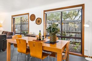 a dining room with a table and chairs and a couch at Sen in San Remo in San Remo