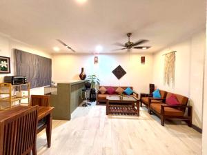 uma sala de estar com um sofá e uma mesa em Vista Angkor Residence em Phumĭ Réach Born (1)