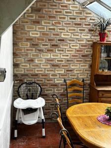 una mesa y sillas junto a una pared de ladrillo en Unique Home Perfect for Large Gatherings. Pets welcome! en Orem
