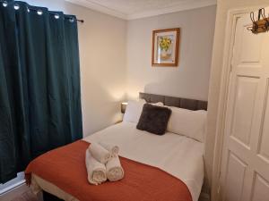Tempat tidur dalam kamar di Chester le Street's Diamond; 3 Bedroom House