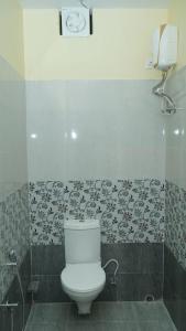 y baño con ducha y aseo blanco. en Hills And Sea View, en Port Blair