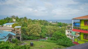 vistas a una ciudad con edificios y al océano en Hills And Sea View, en Port Blair 8 fotos más