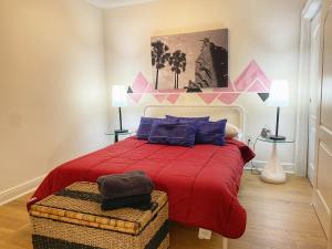 een slaapkamer met een bed met een rode deken en 2 lampen bij Miami Downtown 5 people Apartment - 5 minutes to Bayfront Park in Miami
