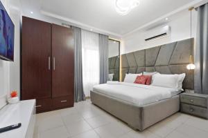1 dormitorio con 1 cama grande y cabecero grande en Luxury 3 Bedroom Apartment In Lekki Phase1, en Lekki