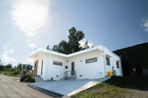 una casa bianca con vialetto di #3LDK一軒家 #長期滞在可能 #海まで4分-- Starry Sky Resort Okinawa -- a Onna