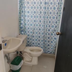 y baño con aseo, lavabo y ducha. en Conjunto Buganviles - Casa No 7 o 3, en Girardot