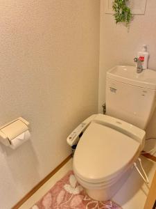 een badkamer met een wit toilet en een roze kleed bij K&M Heights - Vacation STAY 32223v in Tokyo