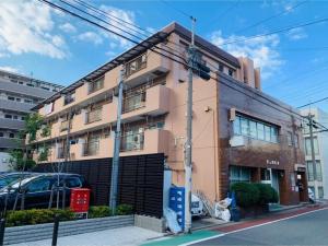 budynek na ulicy z samochodem zaparkowanym przed budynkiem w obiekcie K&M Heights - Vacation STAY 32223v w Tokio