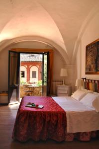 1 dormitorio con 1 cama grande con manta roja en BnB Residenza d Epoca il Casato, en Siena