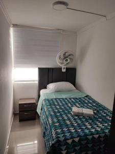 1 dormitorio con cama y ventana en Apartamento vacacional en Santa Marta, en Santa Marta
