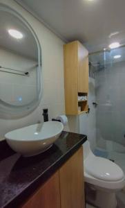 y baño con lavabo, aseo y ducha acristalada. en Apartamento vacacional en Santa Marta, en Santa Marta