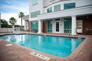 une piscine en face d'un bâtiment dans l'établissement Holiday Inn Express Hotel & Suites Chaffee - Jacksonville West, an IHG Hotel, à Jacksonville