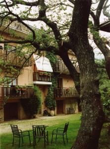 a group of chairs sitting in front of a building at B&B Alle Querce in San Giovanni Rotondo