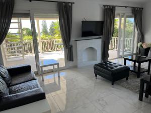 TV a/nebo společenská místnost v ubytování Villa Neyla Four bedroom Coral Bay Beach front