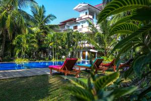 een resort met 2 stoelen en een zwembad bij Hotel Nilketha Yala Tissamaharama in Tissamaharama