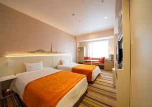 東京的住宿－阪急旅館，酒店客房设有两张床和电视。