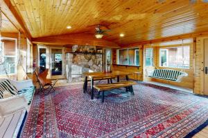 - un salon avec un plafond en bois et une table en bois dans l'établissement The Boomerang House of Ponderosa Basin, à Mariposa