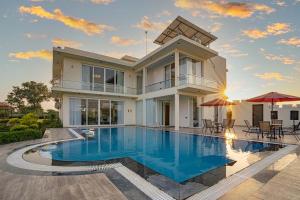 Πισίνα στο ή κοντά στο StayVista at Le Blanc Escape w Outdoor Pool