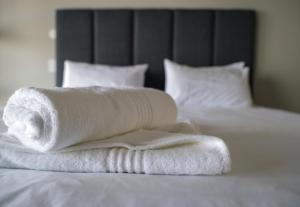 Ένα ή περισσότερα κρεβάτια σε δωμάτιο στο Sapphire Views Self-Catering Luxury Apartments +17 φωτογραφίες