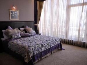 Postel nebo postele na pokoji v ubytování Riviera Hotel