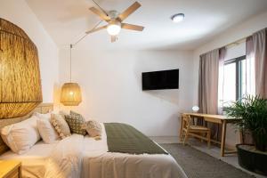Schlafzimmer mit einem Bett und einem Deckenventilator in der Unterkunft Sleeps 9, Outdoor Space, PingPong Table, in Villa in Oaxaca de Juárez