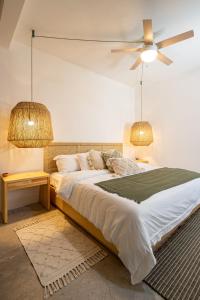 Ένα ή περισσότερα κρεβάτια σε δωμάτιο στο Sleeps 9, Outdoor Space, PingPong Table, in Villa
