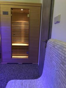 una puerta que conduce a una habitación con iluminación púrpura en Apartment WELLNESS Vlčková, en Vlčková