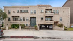 duży dom z podjazdem przed nim w obiekcie Luxury 2-Bedroom Condo in Studio City w Los Angeles