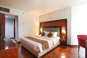 a bedroom with a large bed in a room at Hotel Kaisar in Jakarta